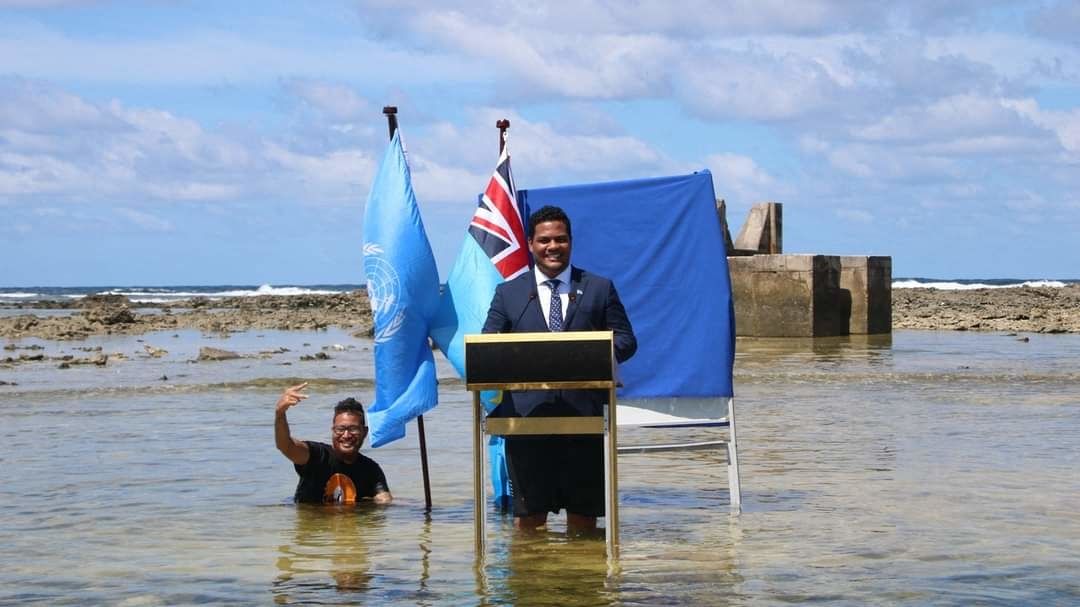 Ministr Tuvalu přednesl svůj vzkaz klimatické konferenci po kolena ve vodě